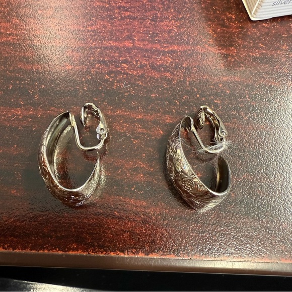 Avon Silvertone  Floral Engraved hoop clip Earrings size small NIB 1992 - Picture 2 of 5